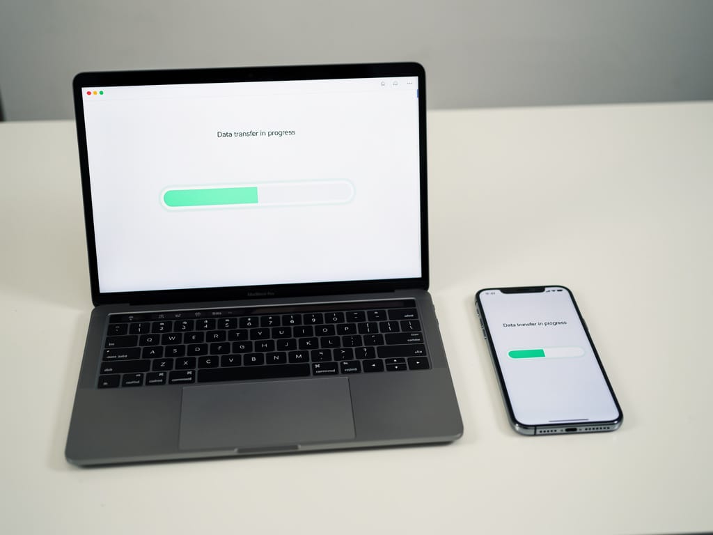 Laptop und Smartphone zeigen Fortschrittsbalken für Dateiübertragung mit LocalSend